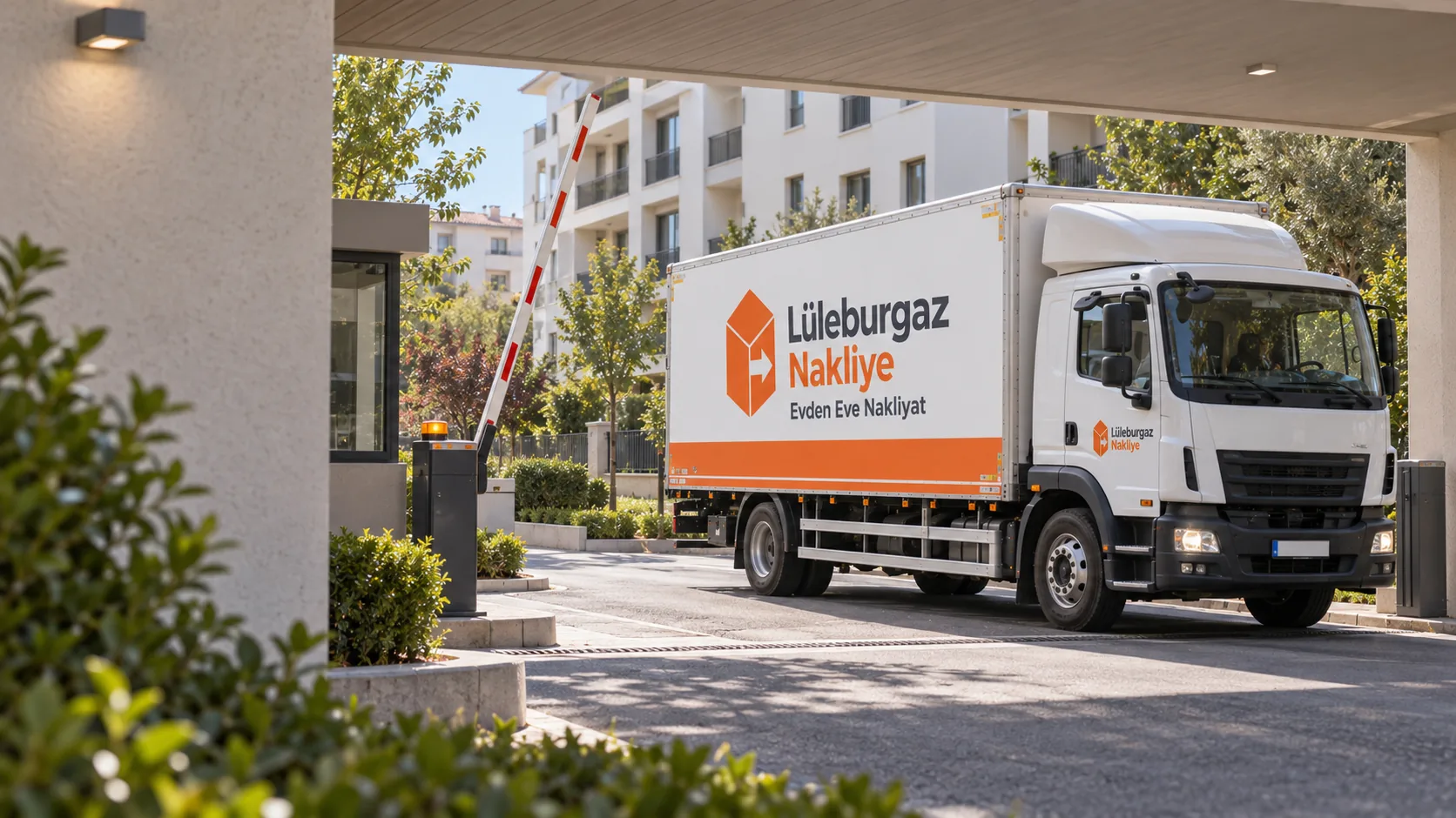 Site güvenlik bariyerinden giren Lüleburgaz Nakliye kamyonu
