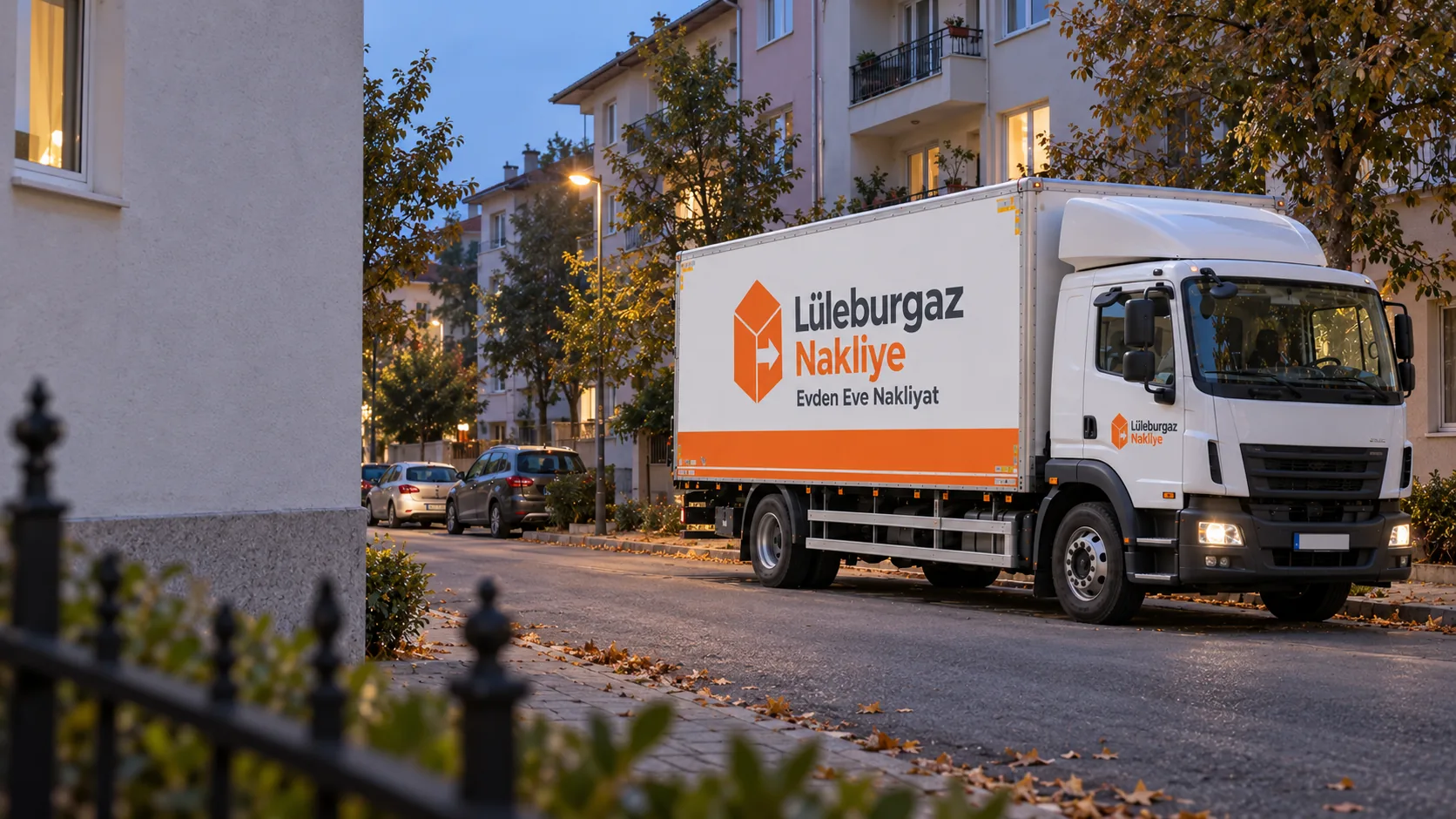 Akşam saatinde apartmanlı bir sokakta ilerleyen Lüleburgaz Nakliye kamyonu