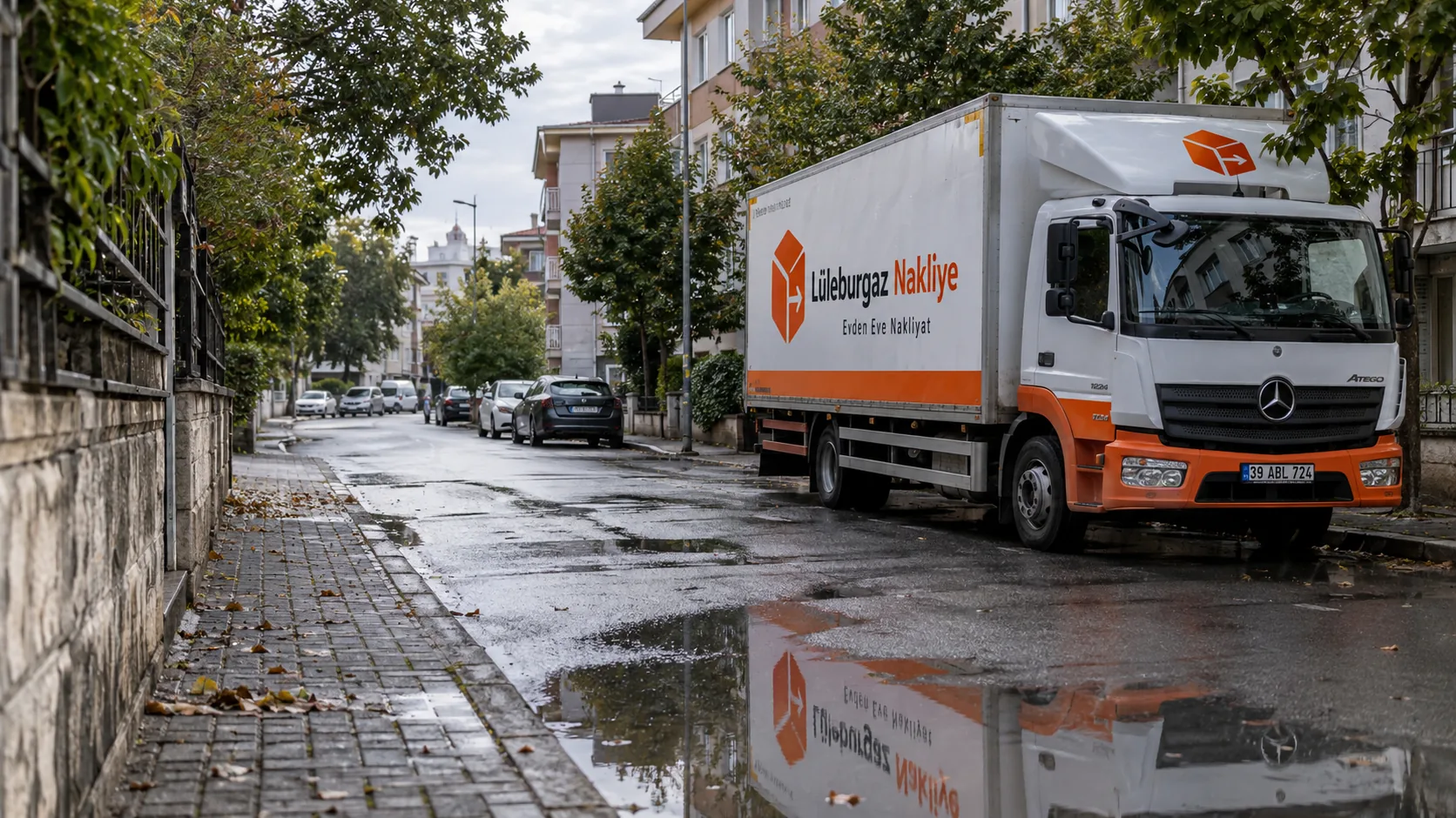 Yağmur sonrası ıslak sokakta park etmiş Lüleburgaz Nakliye kamyonu