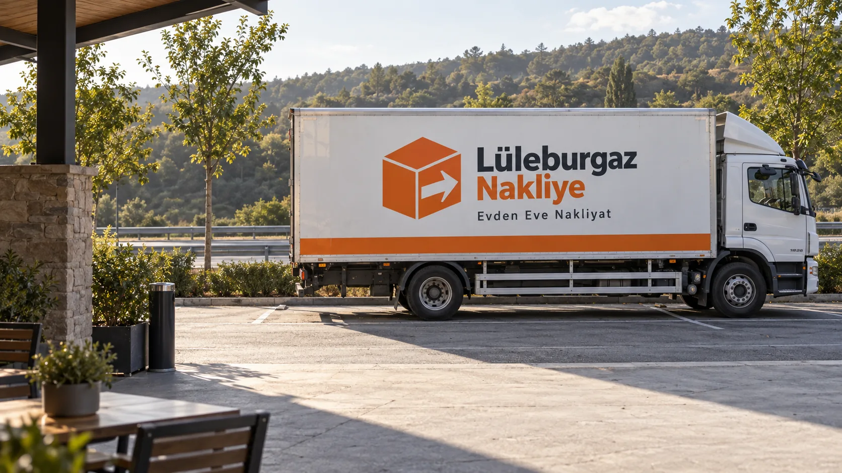 Körfez manzaralı dinlenme tesisinde park etmiş Lüleburgaz Nakliye kamyonu